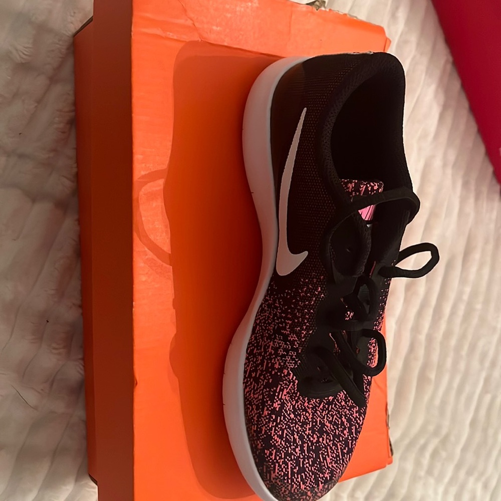 Girls size 5 Nike tennis shoes